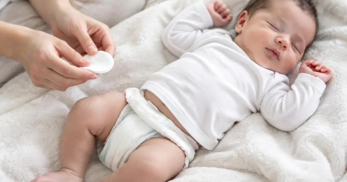 Umbigo do bebê: como limpar e quando cai?